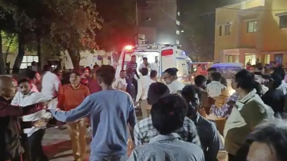 Vụ sập cầu ở Ấn Độ: Hơn 80 người đã thiệt mạng ảnh 3