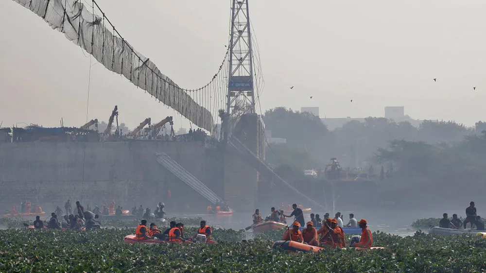 Vụ sập cầu ở Ấn Độ: Có vấn đề trong quá trình nâng cấp cầu  ảnh 1