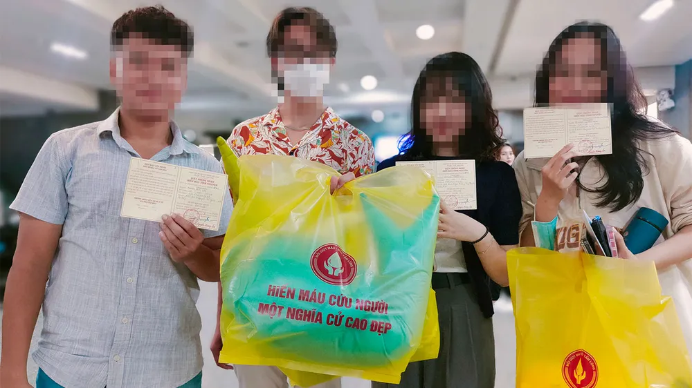 Những người tham gia hiến máu với phần quà mà họ không rõ,  hoặc chưa từng quan tâm đến giá trị. Ảnh: DŨNG PHƯƠNG