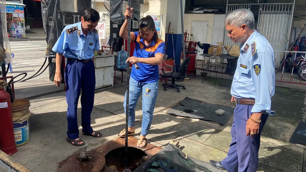 Lực lượng quản lý thị trường TPHCM  kiểm tra  một cây xăng tạm ngưng hoạt động trên địa bàn TP 