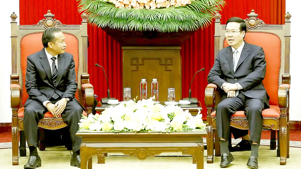 Thường trực Ban Bí thư Võ Văn Thưởng tiếp Giám đốc Học viện Chính trị và Hành chính quốc gia Lào Phouvong Ounkhamxeng. Ảnh: TTXVN