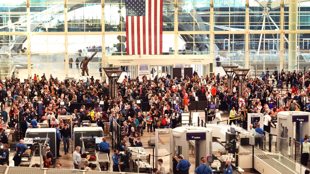 Hành khách đổ về sân bay quốc tế Denver, bang Colorado (Mỹ) ngày 22-11-2022