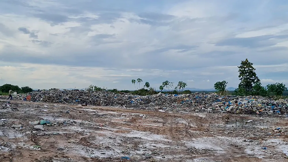 Hàng ngàn tấn rác thải ở huyện Ea Súp được đưa vào tập kết trong rừng