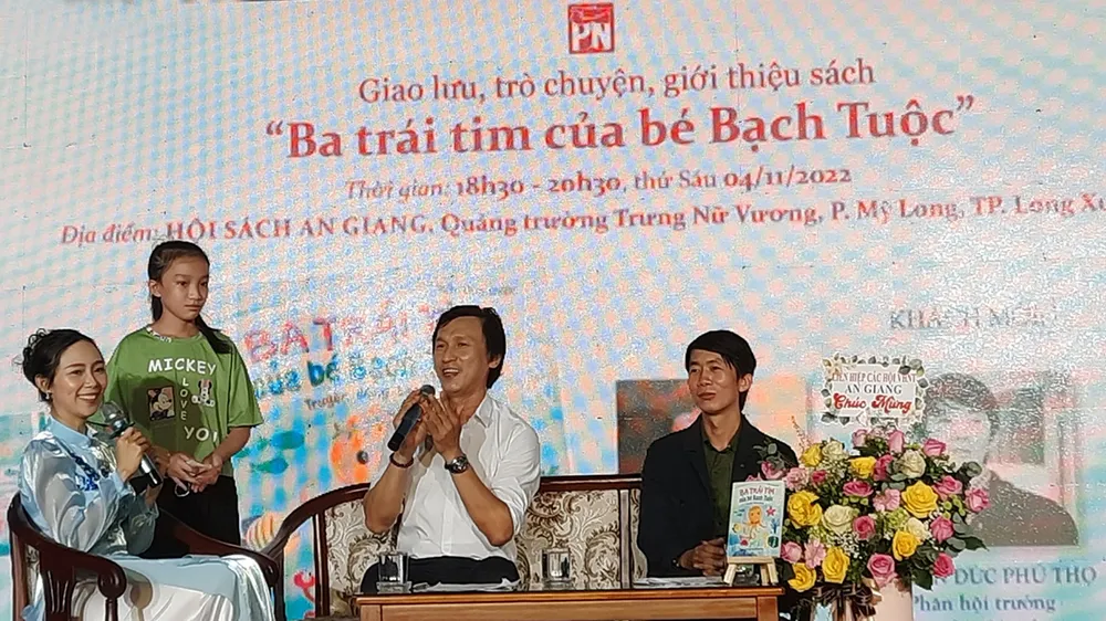 Nhà văn  Trần Tùng Chinh giao lưu nhân dịp ra mắt tác phẩm Ba trái tim của bé Bạch Tuộc  tại Hội sách  An Giang mới đây  