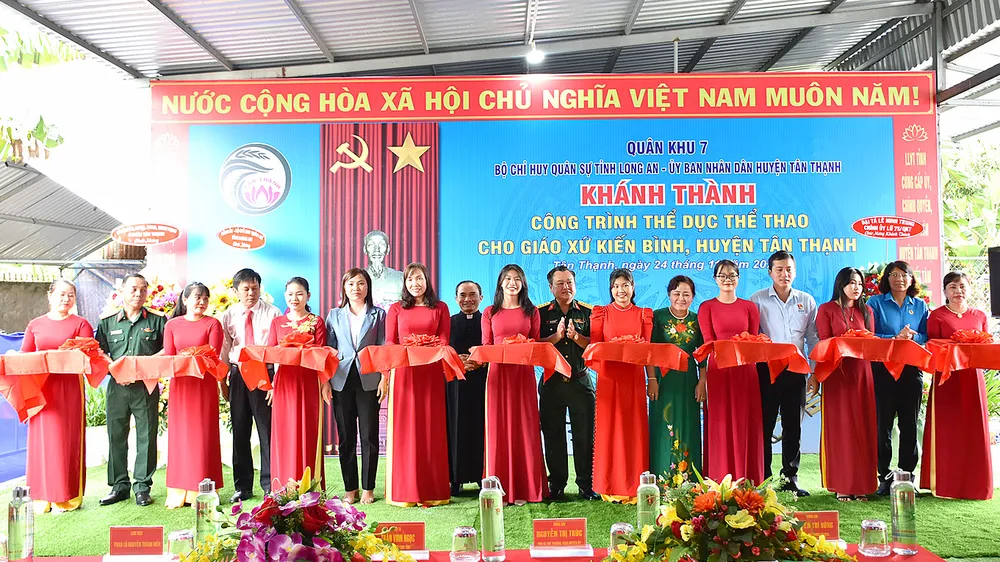Bộ Tư lệnh Quân khu 7 và Bộ Chỉ huy Quân sự tỉnh Long An trao công trình văn hóa,  thể dục thể thao cho Giáo xứ Kiến Bình ở huyện Tân Thành, tỉnh Long An
