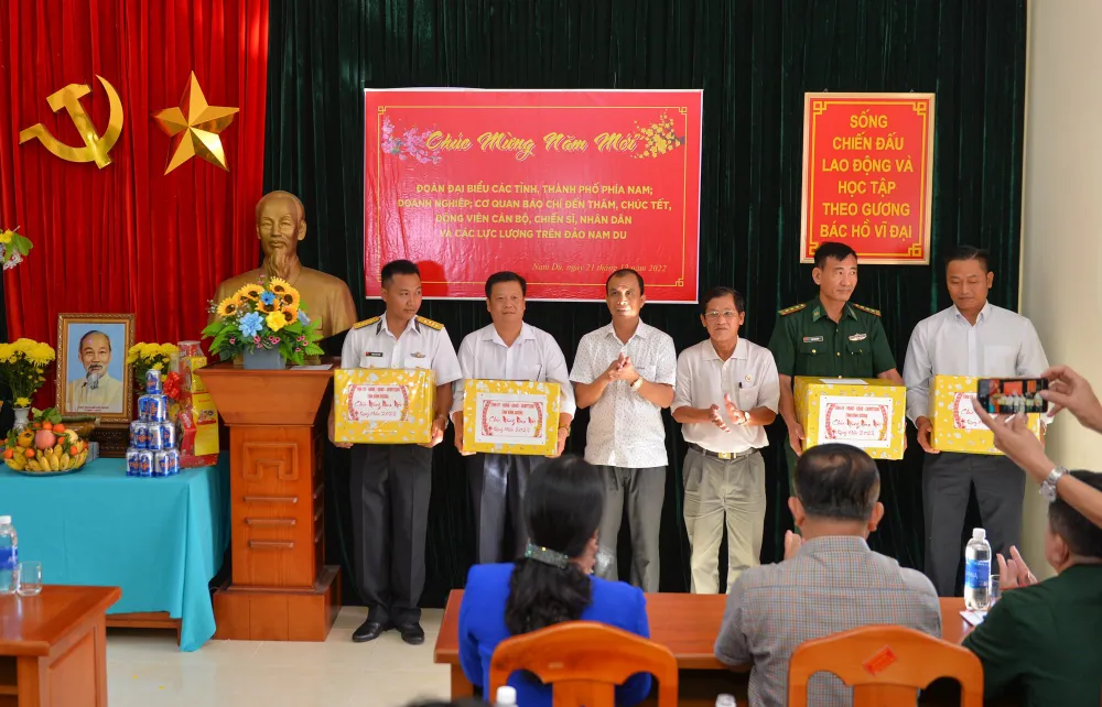 Đoàn đại biểu tặng quà cán bộ, chiến sĩ Trạm Radar 600 Đoàn đại biểu tặng quà cán bộ, chiến sĩ Trạm Radar 600