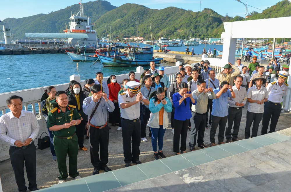 Đoàn đại biểu dâng hương tưởng nhớ các ngư dân thiệt mạng trong cơn bão số 5 (năm 1997) Đoàn đại biểu dâng hương tưởng nhớ các ngư dân thiệt mạng trong cơn bão số 5 (năm 1997)