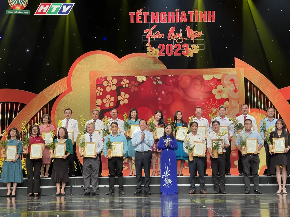 Chủ tịch UBND TPHCM Phan Văn Mãi và Chủ tịch Hội Nông dân TPHCM Nguyễn Thanh Xuân tặng hoa cùng thư cảm ơn đến các cá nhân và đơn vị ủng hộ chương trình. Ảnh: HOÀNG HÙNG