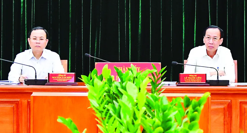 Phó Bí thư Thành ủy Nguyễn Văn Hiếu và Trưởng Ban Nội chính Thành ủy TPHCM Lê Thanh Liêm dự hội nghị tại điểm cầu TPHCM. Ảnh: VIỆT DŨNG