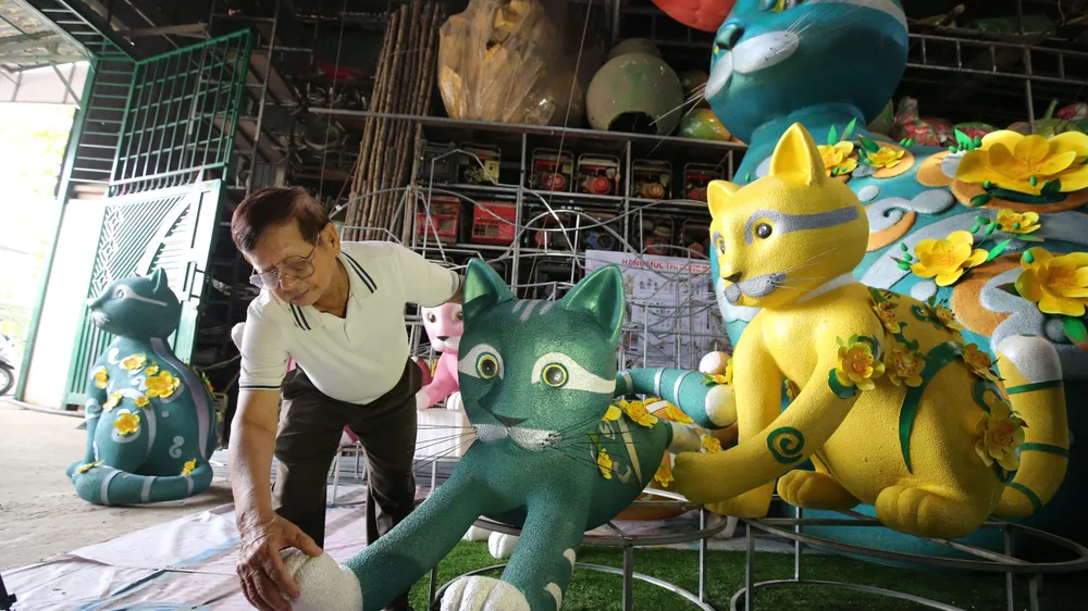 Nghệ nhân Văn Tòng đang điều chỉnh linh vật chính của Đường hoa Tết Quý Mão 2023 