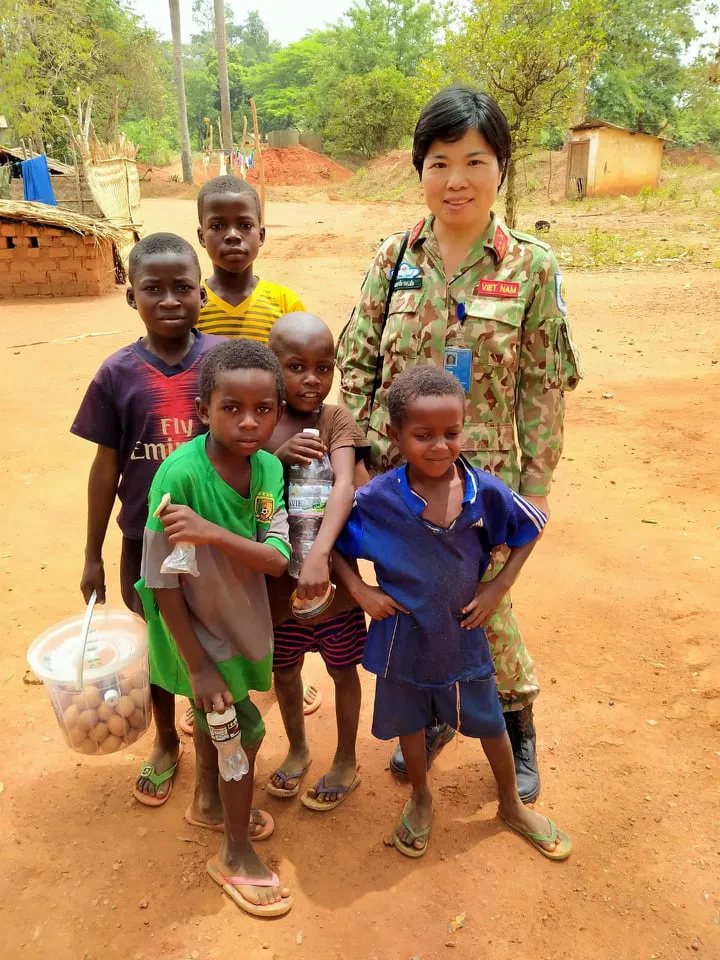 Thượng tá Nguyễn Thị Liên với trẻ em Trung Phi năm 2020