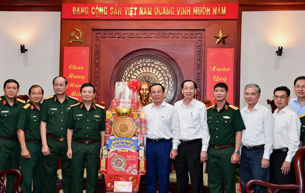 Lãnh đạo Quân khu 7 gửi lời thăm hỏi, lời chúc mừng tốt đẹp nhất đến lãnh đạo TPHCM. Ảnh: VIỆT DŨNG Lãnh đạo Quân khu 7 gửi lời thăm hỏi, lời chúc mừng tốt đẹp nhất đến lãnh đạo TPHCM. Ảnh: VIỆT DŨNG