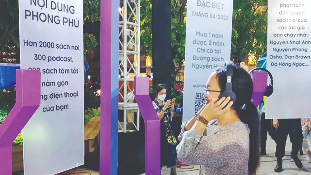 Trải nghiệm nghe sách nói tại Ngày hội Sách và Văn hóa đọc Việt Nam lần 1