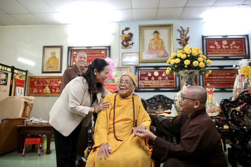 Đồng chí Nguyễn Thị Lệ gửi lời chúc mừng năm mới bình an đến Đại lão Hòa thượng Thích Hiển Tu. Ảnh: DŨNG PHƯƠNG