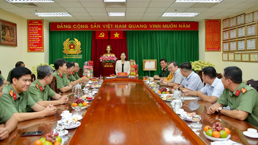 Chủ tịch HĐND TPHCM Nguyễn Thị Lệ thăm và chúc tết tại Phòng An ninh đối nội (PA02), Công an TPHCM. Ảnh: DŨNG PHƯƠNG