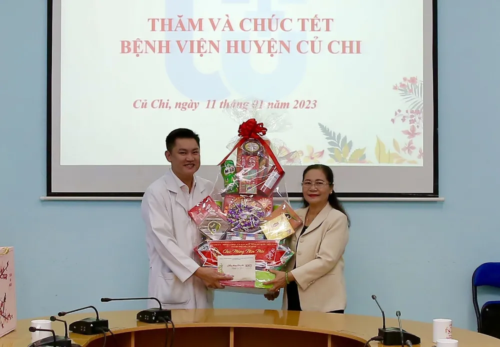 Đồng chí Nguyễn Thị Lệ thăm và chúc tết Bệnh viện huyện Củ Chi. Ảnh: DŨNG PHƯƠNG