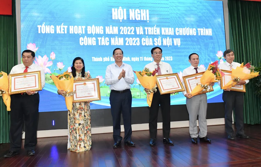 Chủ tịch UBND TPHCM Phan Văn Mãi tuyên dương các điển hình xuất sắc tại Hội nghị Tổng kết hoạt động của Sở Nội Vụ. Ảnh: VIỆT DŨNG