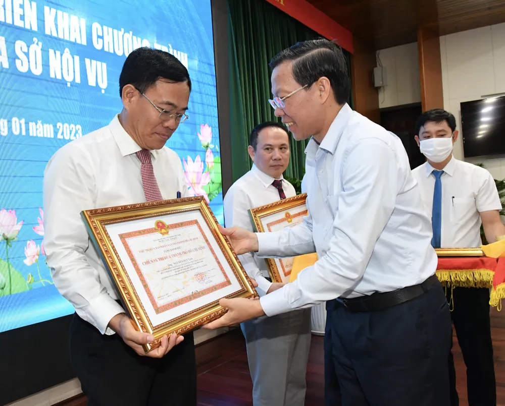 Chủ tịch UBND TPHCM Phan Văn Mãi tặng danh hiệu Chiến sĩ thi đua TPHCM cho các điển hình xuất sắc. Ảnh: VIỆT DŨNG