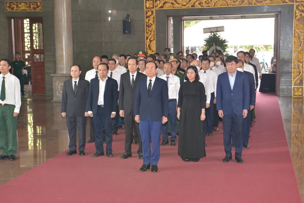 Bí thư Thành ủy TPHCM dẫn đầu đoàn Ban Bí thư Trung ương Đảng cùng đoàn Thành ủy – HĐND – UBND - Ủy ban MTTQ Việt Nam TPHCM, lãnh đạo TPHCM các thời kỳ vào viếng đồng chí Nguyễn Thọ Chân. Ảnh: CAO THĂNG