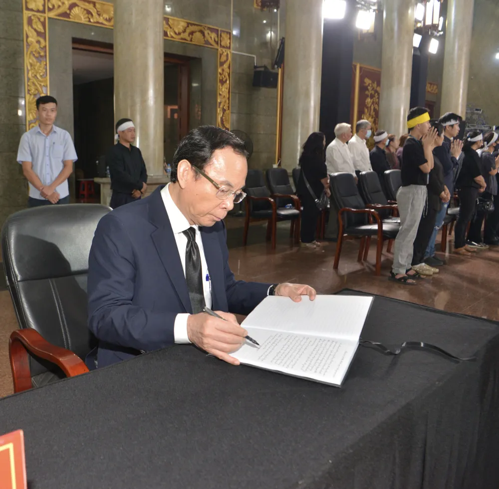 Bí thư Thành ủy TPHCM Nguyễn Văn Nên ghi sổ tang. Ảnh: CAO THĂNG