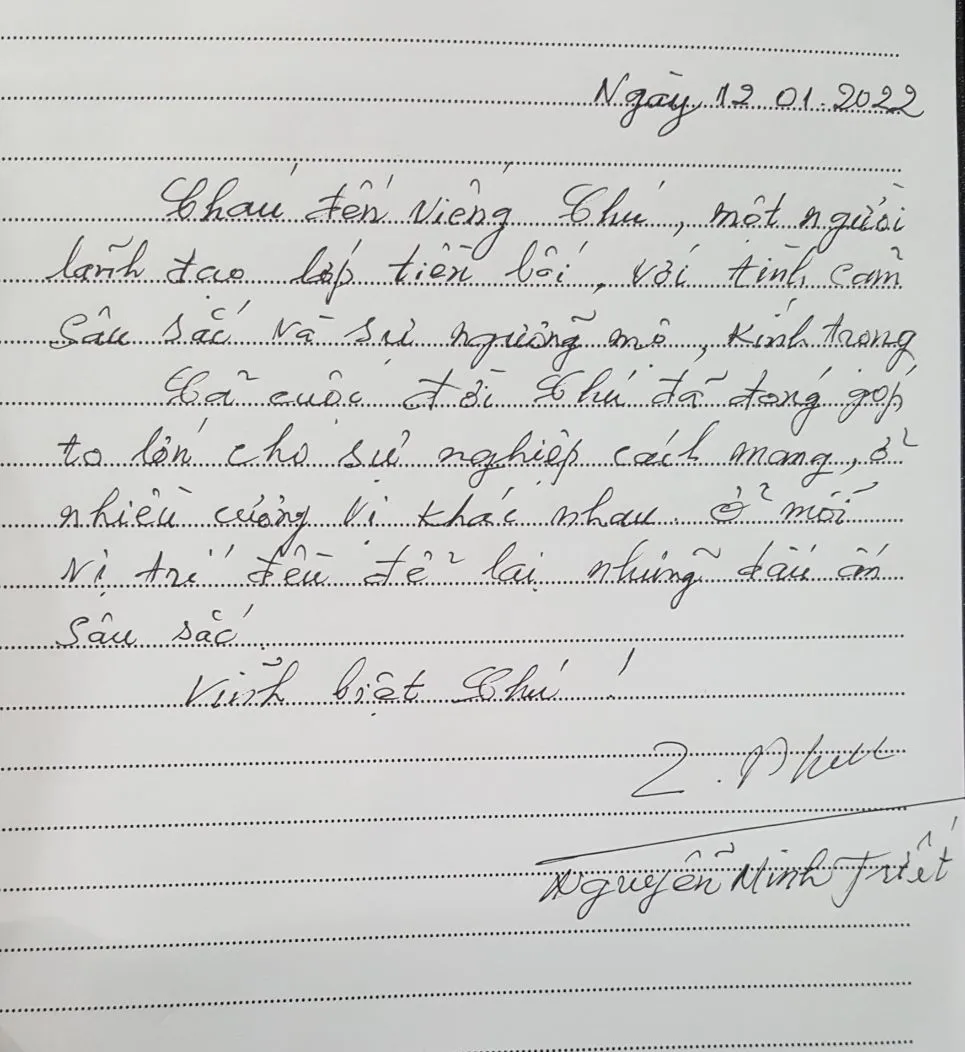 Nguyên Chủ tịch nước Nguyễn Minh Triết viết trong sổ tang. Ảnh: MAI HOA