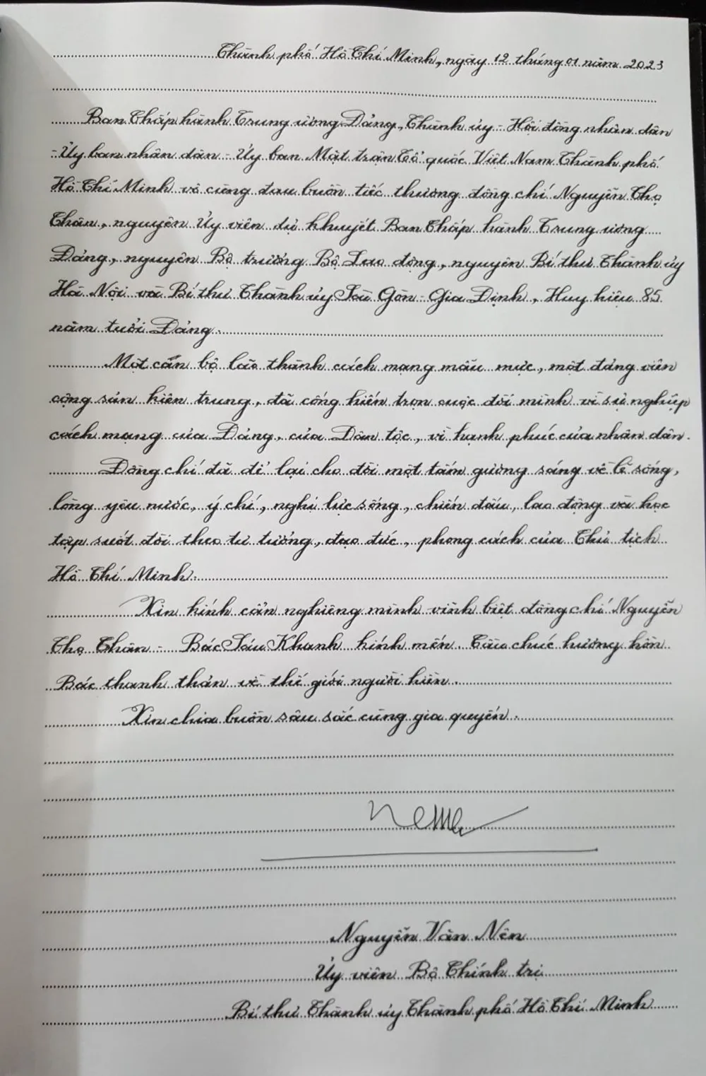 Bí thư Thành ủy TPHCM Nguyễn Văn Nên viết trong sổ tang. Ảnh: MAI HOA