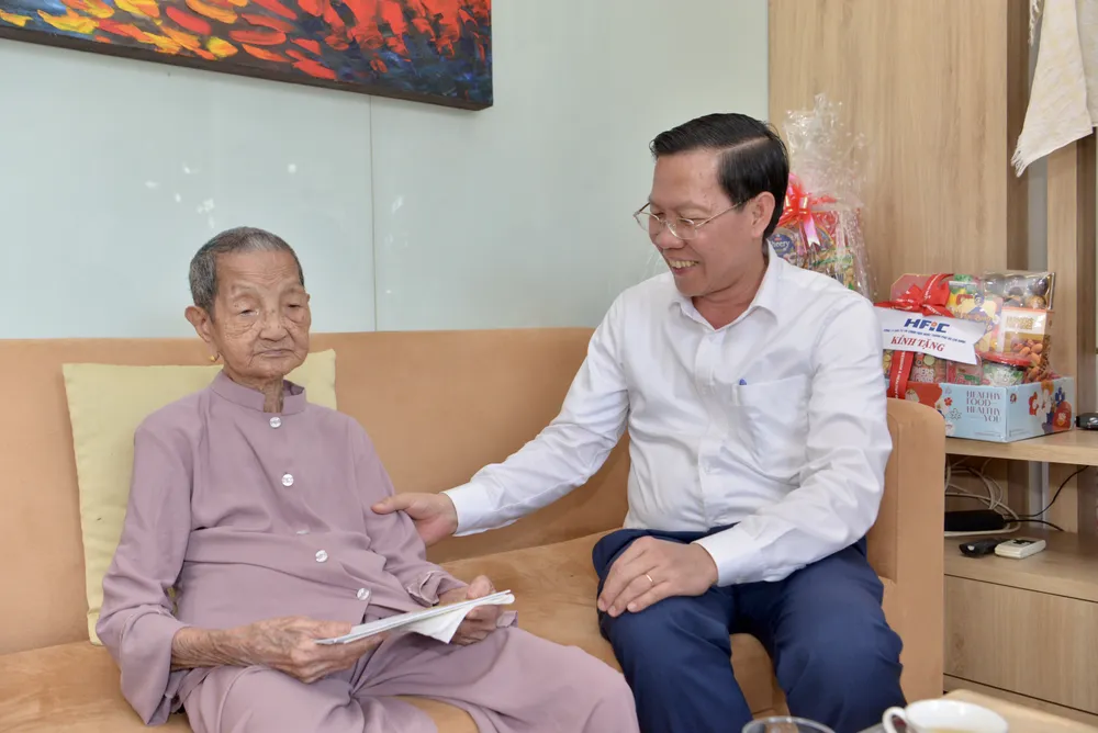 Chủ tịch UBND TPHCM thăm hỏi và chúc tết mẹ Việt Nam anh hùng Trần Thị Nho. Ảnh: CAO THĂNG