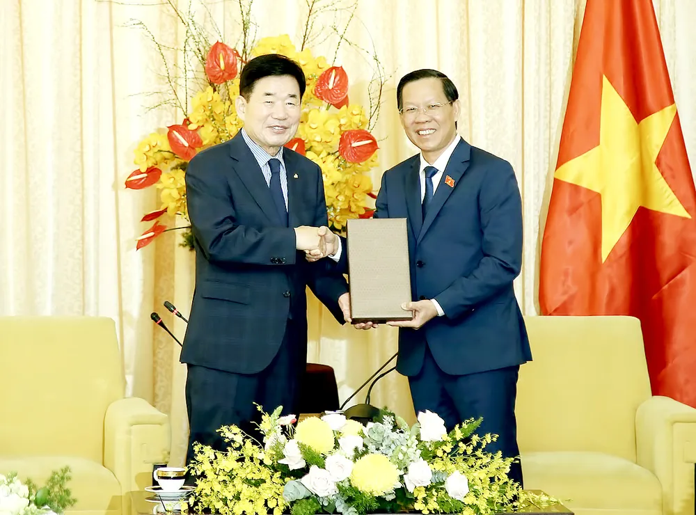Chủ tịch UBND TPHCM Phan Văn Mãi tiếp Chủ tịch Quốc hội Hàn Quốc Kim Jin Pyo thăm TPHCM