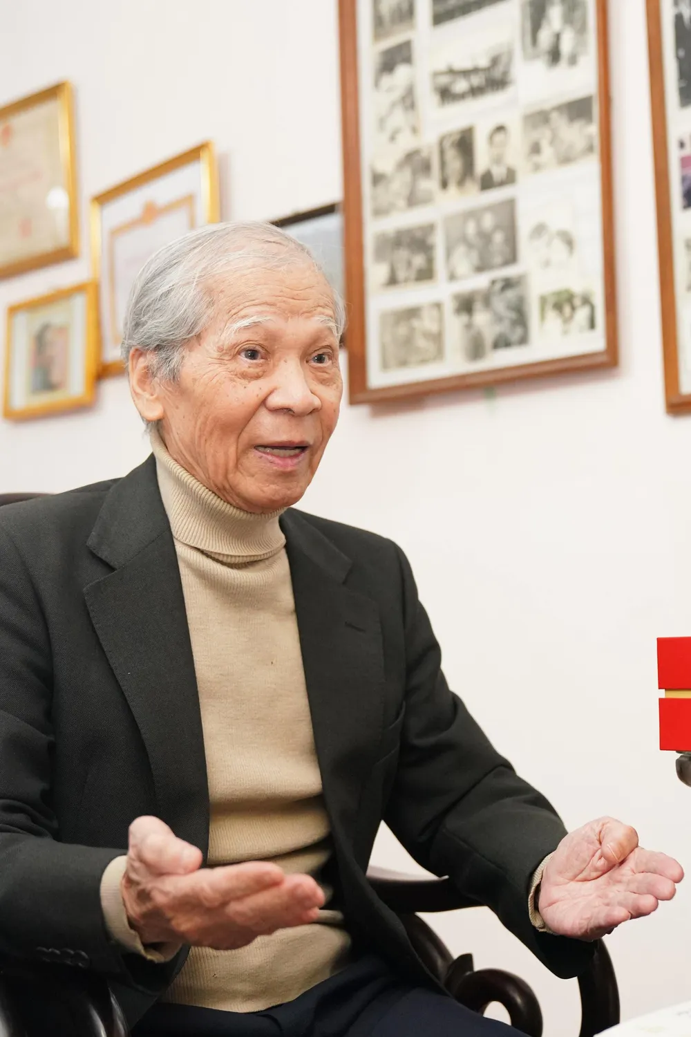 Ông Phạm Ngạc say sưa kể về đường lối ngoại giao Hồ Chí Minh trong Hội nghị Paris. Ảnh: ĐỖ TRUNG