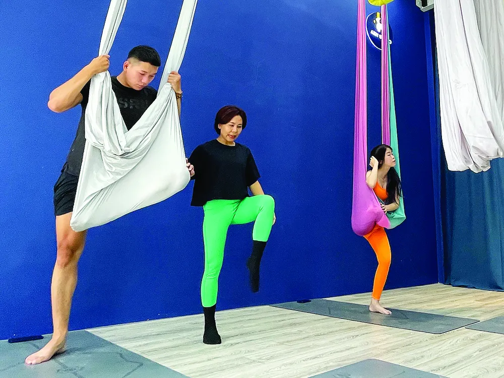 Ăn đủ dinh dưỡng kết hợp vận động ít nhất 30 phút mỗi ngày tiêu hao năng lượng để giảm cân an toàn. Ảnh: HOÀNG HÙNG