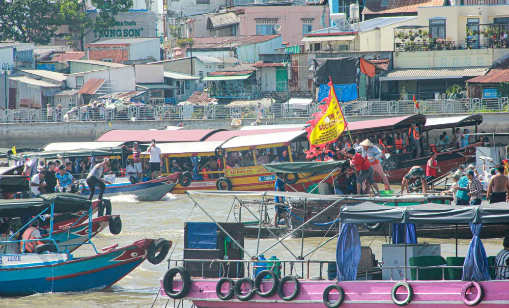 Người tham gia lễ hội Tống Phong thực hiện nghi thức dội nước, ném nước vào nhau với mong muốn tống tiễn đi hết những điều không may mắn, xui rủi, bệnh tật… cầu cho năm mới bình an, vạn sự như ý Người tham gia lễ hội Tống Phong thực hiện nghi thức dội nước, ném nước vào nhau với mong muốn tống tiễn đi hết những điều không may mắn, xui rủi, bệnh tật… cầu cho năm mới bình an, vạn sự như ý
