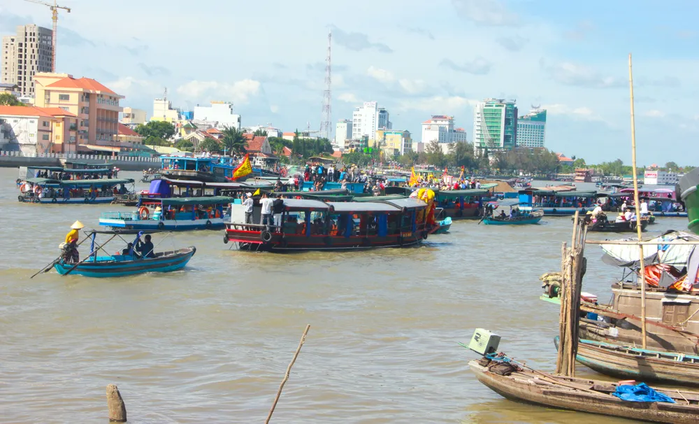 Bên cạnh sự phồn hoa của vùng đất Tây Đô thì lễ hội Tống Phong của người dân Xóm Chài vẫn được lưu giữ từ thế hệ này sang thế hệ khác Bên cạnh sự phồn hoa của vùng đất Tây Đô thì lễ hội Tống Phong của người dân Xóm Chài vẫn được lưu giữ từ thế hệ này sang thế hệ khác