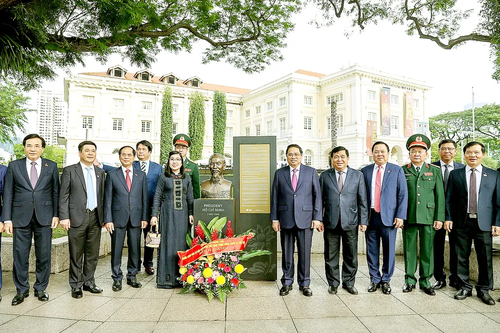 Thủ tướng Phạm Minh Chính và phu nhân cùng đoàn cấp cao Việt Nam bên Tượng đài Chủ tịch Hồ Chí Minh