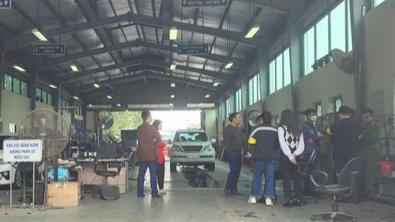 Công an làm việc với một trạm đăng kiểm tại Hà Nội 