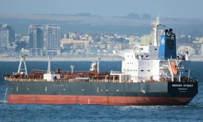 Tàu dầu Mercer Street ngoài khơi Cape Town, Nam Phi, năm 2016. Ảnh: AP 