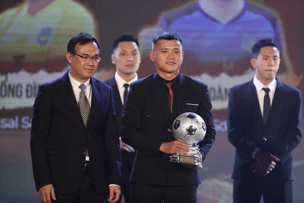 Cầu thủ Khổng Đình Hùng nhận danh hiệu Quả bóng bạc futsal 2022