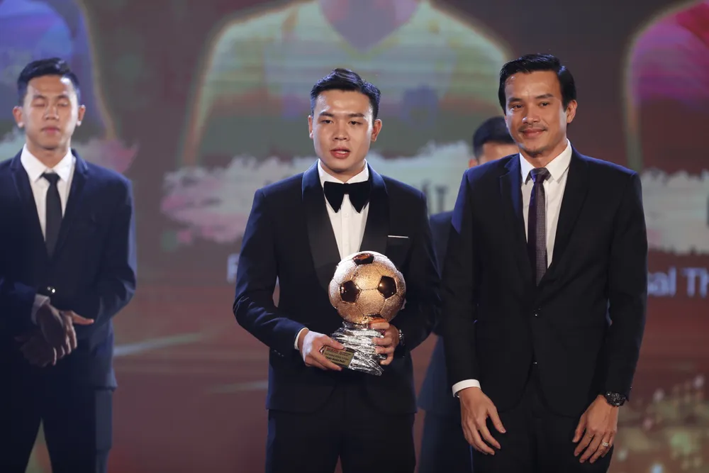Cầu thủ Châu Đoàn Phát nhận Quả bóng đồng futsal 2022