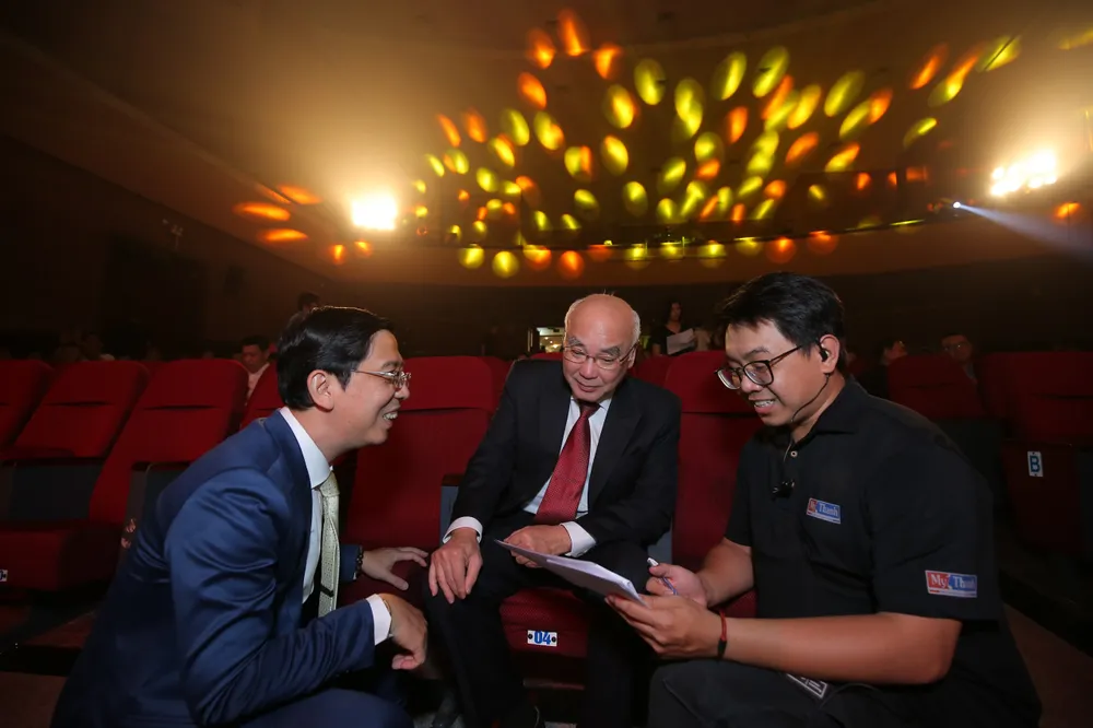 Đồng chí Phan Nguyễn Như Khuê - Ủy viên Ban thường vụ Thành ủy, Trưởng Ban Tuyên giáo Thành ủy TPHCM trao đổi với Ban tổ chức Quả bóng vàng Việt Nam 2022 trước khi chương trình bắt đầu