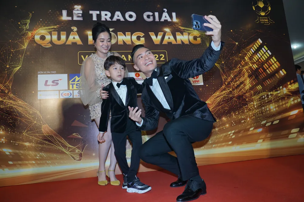 Gia đình diễn viên xiếc Quốc Cơ và MC Hồng Phượng đến tham dự Gala trao giải Quả bóng vàng Việt Nam 2022
