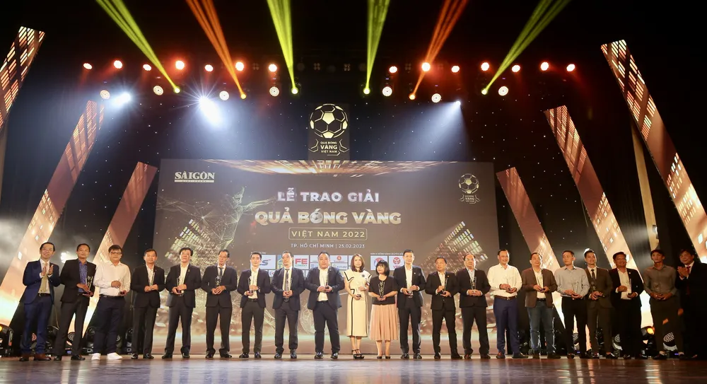 Ban tổ chức giải thưởng lên sân khấu tặng kỷ niệm chương cho các đơn vị đồng hành chuyên môn và các đơn vị tài trợ