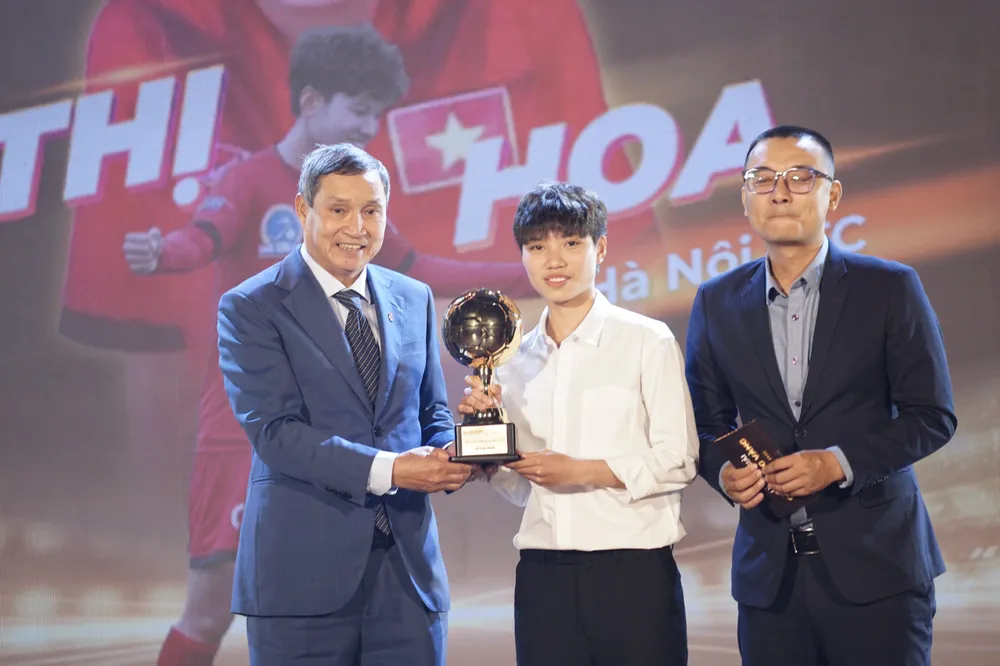HLV Mai Đức Chung trao danh hiệu Cầu thủ trẻ nữ xuất sắc năm 2022 cho cầu thủ Vũ Thị Hoa