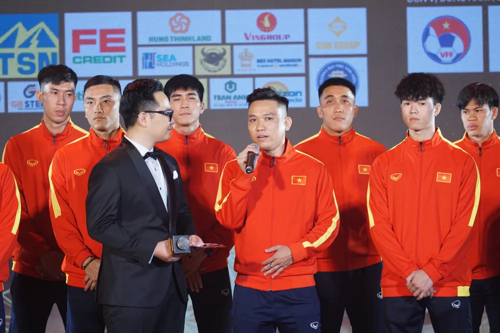 Cầu thủ Văn Vũ trả lời câu hỏi của MC Quang Việt