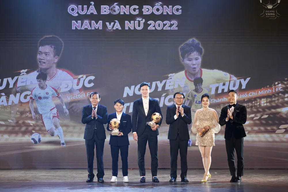 Bích Thùy và Hoàng Đức nhận Quả bóng đồng nam, nữ năm 2022