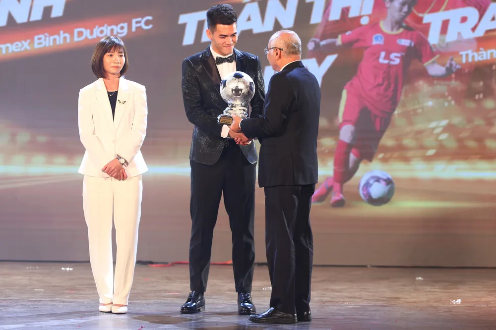 Trưởng Ban Tuyên giáo Thành ủy TPHCM Phan Nguyễn Như Khuê trao Quả bóng bạc cho cầu thủ Nguyễn Tiến Linh