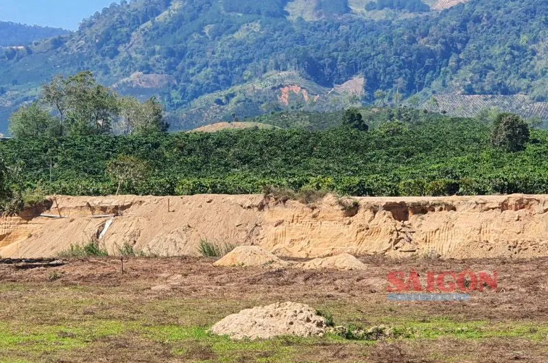 Đường ống nước lộ ra sau khi phần đất phía dưới bị sụt, nền đường cũng tạo thành những "hàm ếch" dọc tuyến đường liên thôn R’Teing. Ảnh: ĐOÀN KIÊN