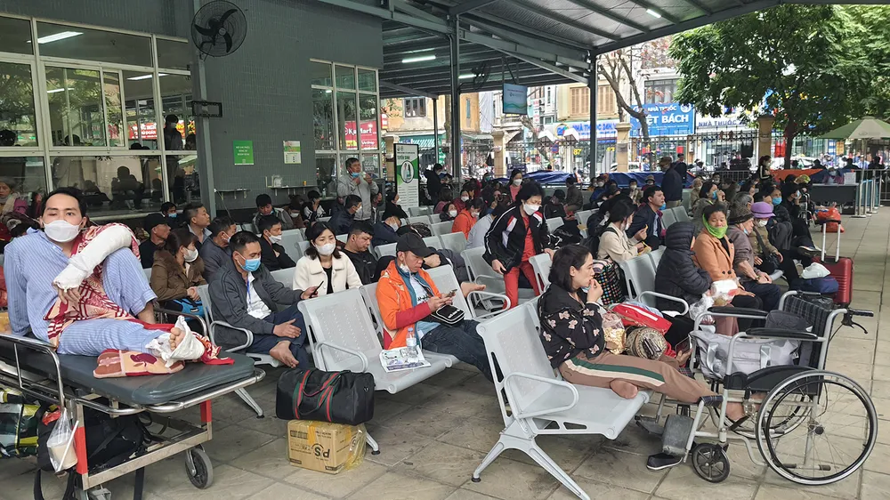 Người bệnh tới khám, cấp cứu tại Bệnh viện Việt Đức vẫn rất đông trong ngày 1-3 