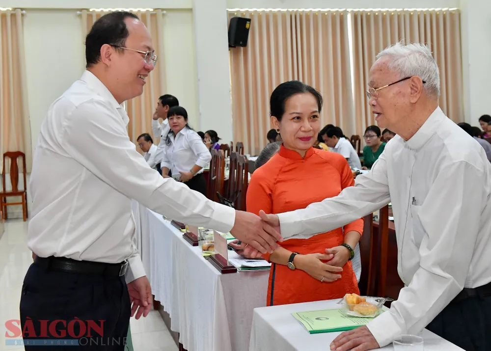 Phó Bí thư Thành ủy TPHCM Nguyễn Hồ Hải trao đổi cùng đại biểu tại hội nghị. Ảnh: VIỆT DŨNG