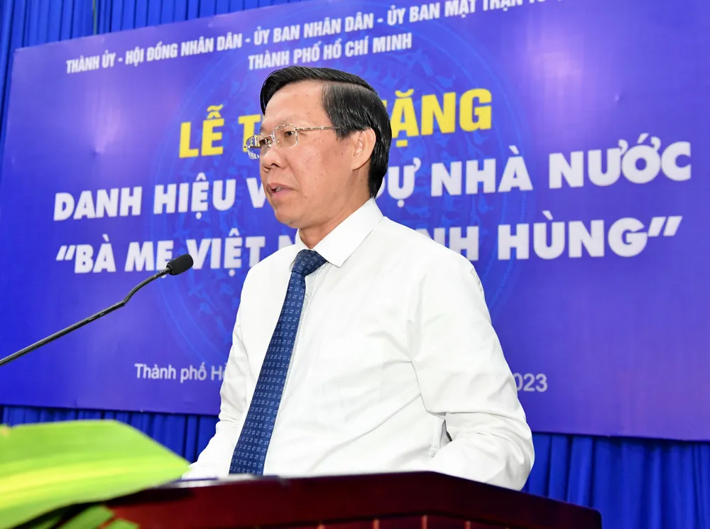 Chủ tịch UBND TPHCM Phan Văn Mãi phát biểu tại Lễ truy tặng Bà mẹ VNAH. Ảnh: VIỆT DŨNG