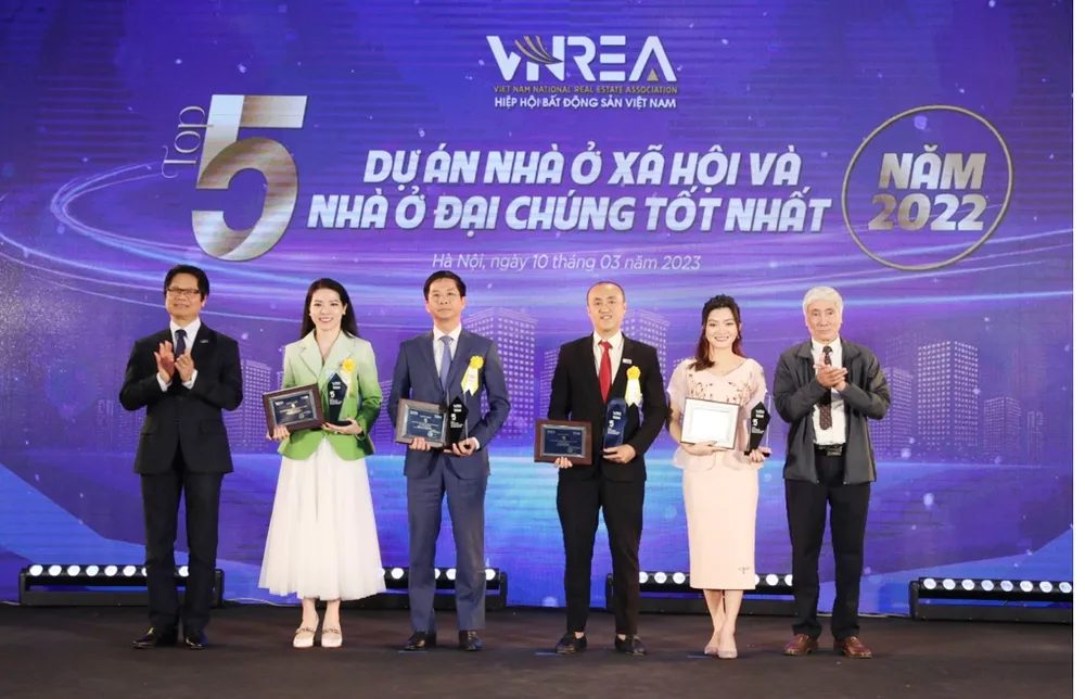 TS. Vũ Tiến Lộc (bìa trái) - Chủ tịch Trung tâm Trọng tài Quốc tế Việt Nam - và KTS. Phạm Thanh Tùng (bìa phải) - Chánh văn phòng Hội Kiến trúc sư Việt Nam - trao cúp và chứng nhận cho “Top 5 dự án nhà ở xã hội và đại chúng tốt nhất năm 2022”