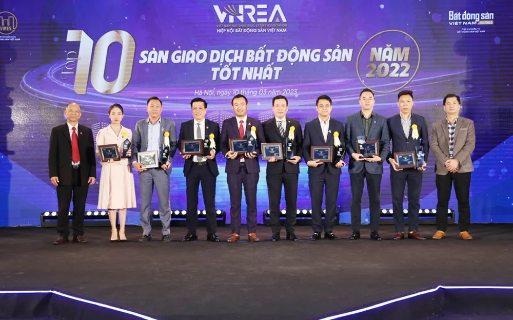 TS. Nguyễn Văn Đính - Phó Chủ tịch Hiệp hội Bất động sản Việt Nam, Chủ tịch Hội Môi giới Bất động sản Việt Nam - và TS. Nguyễn Minh Phong - chuyên gia kinh tế - trao cúp và chứng nhận cho “Top 10 sàn giao dịch bất động sản tốt nhất năm 2022”